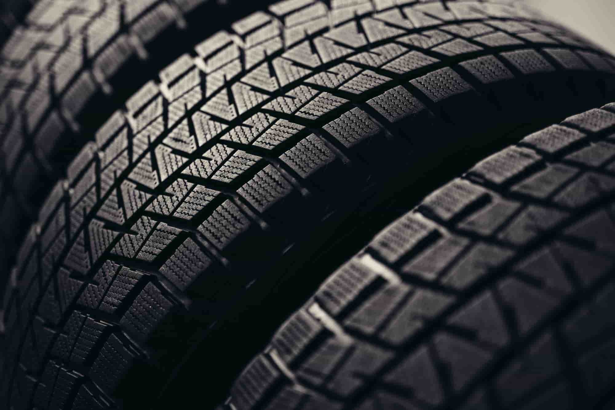 ¿Cómo influye el desgaste del neumático en la distancia de frenado?