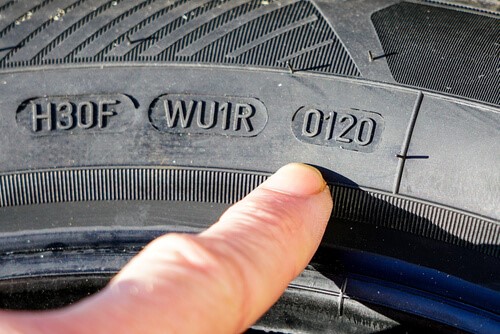 Código DOT en un neumático
